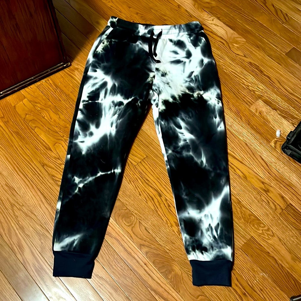 Woman’s Black and white tie dye print sweat pants